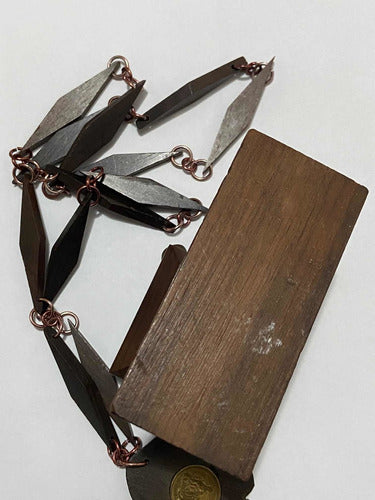 Antigo Colar Com Moeda E Escultura Madeira Nobre