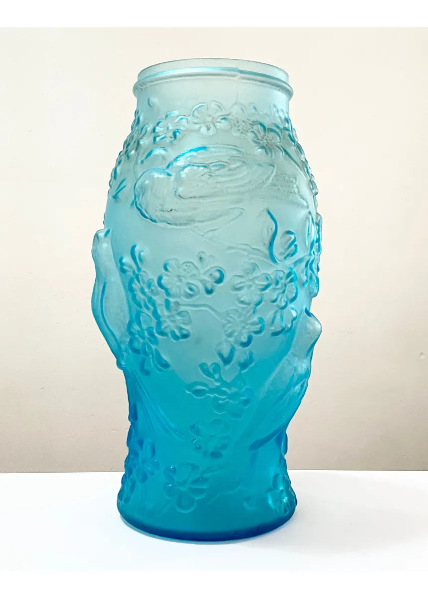 Vaso Antigo Azul Em Vidro Leitoso Com Relevo Pássaro Flores Azul