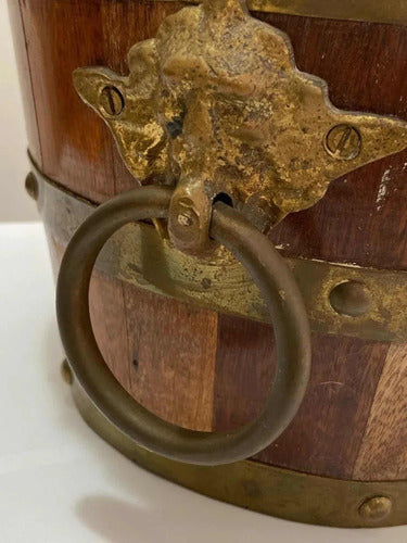 Cachepot antigo em madeira com detalhes de leão dourado
