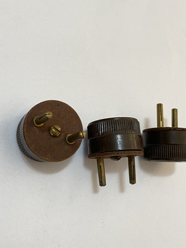 Tomada Antiga Baquelite Redonda Macho