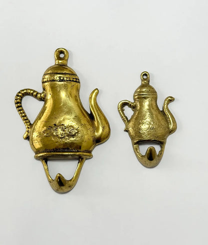 2 Ganchos De Parede Antigos Em Metal Dourado Formato Bule