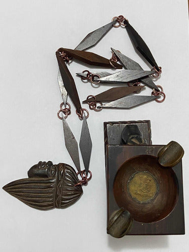 Antigo Colar Com Moeda E Escultura Madeira Nobre