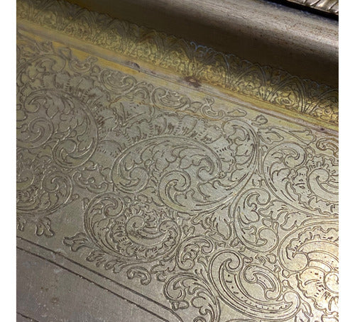 Antiga Bandeja com detalhes ornamentais relevo floral