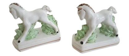Par De Esculturas Antigas De Cavalinhos Em Porcelana