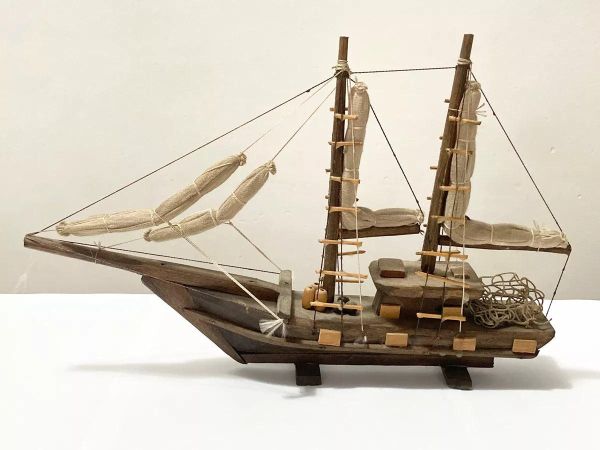Antiga Miniatura De Navio Veleiro Artesanal Em Madeira