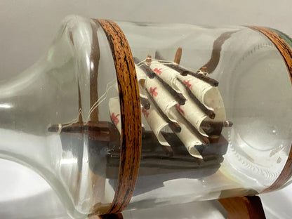 Miniatura Antigo Navio Em Garrafa De Vidro E Base De Madeira