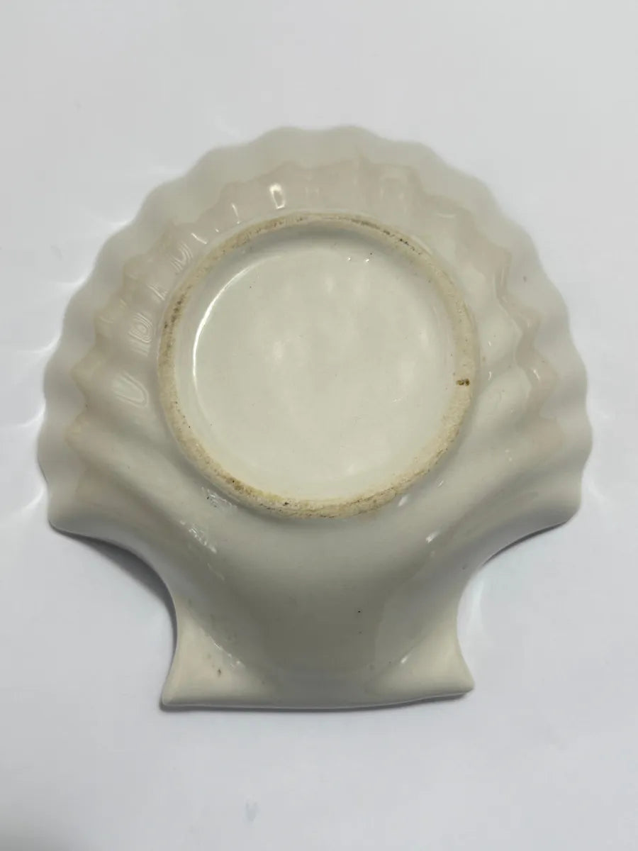 Prato Antigo Em Formato De Concha Detalhes Florais E Dourado