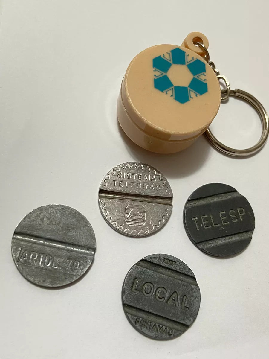 Chaveiro Antigo Porta Fichas Telefônicas Com Fichas Bege