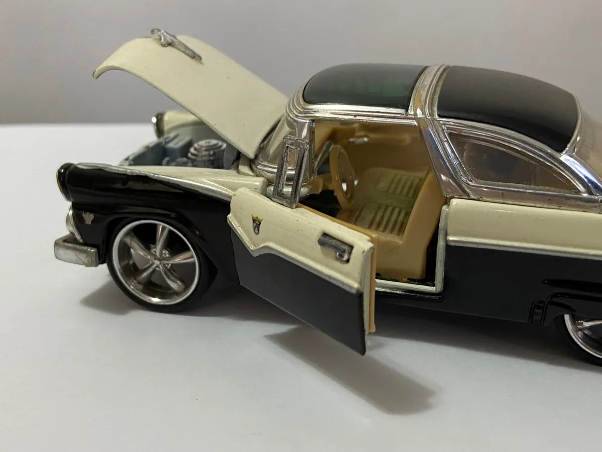 Antiga Miniatura Ford Fairlane Crown Victoria 1955 1:24 Branco