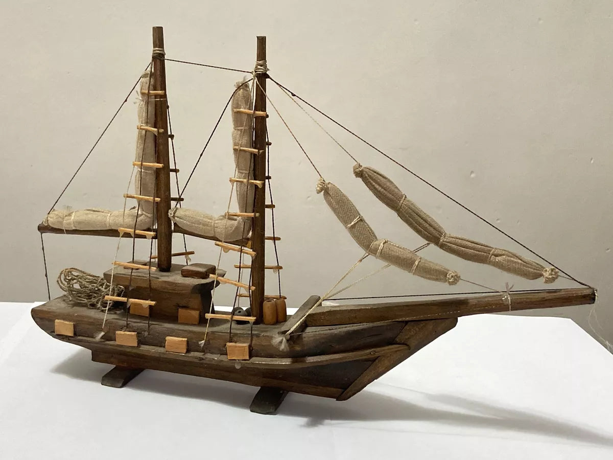 Antiga Miniatura De Navio Veleiro Artesanal Em Madeira