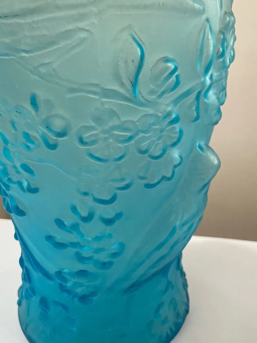 Vaso Antigo Azul Em Vidro Leitoso Com Relevo Pássaro Flores Azul