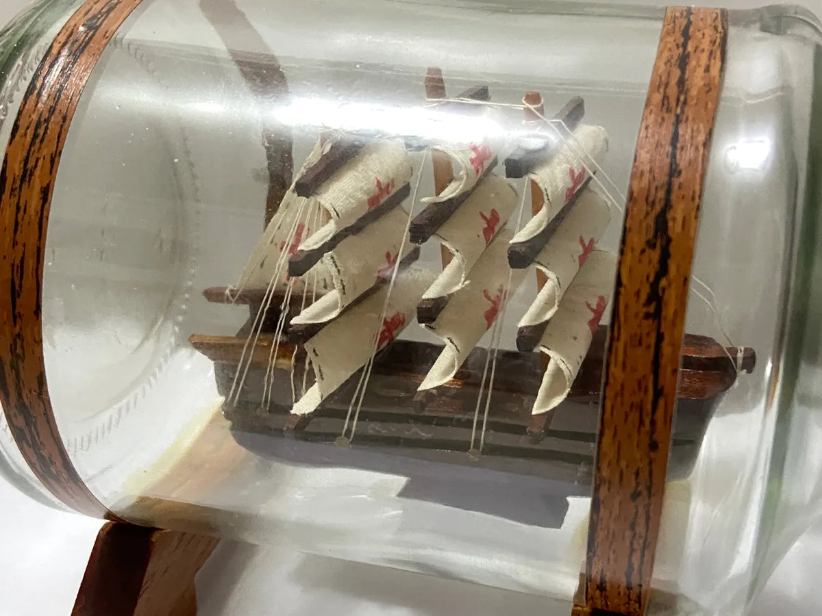 Miniatura Antigo Navio Em Garrafa De Vidro E Base De Madeira