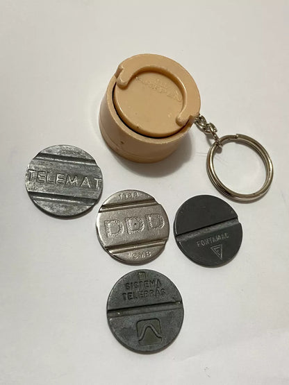 Chaveiro Antigo Porta Fichas Telefônicas Com Fichas Bege