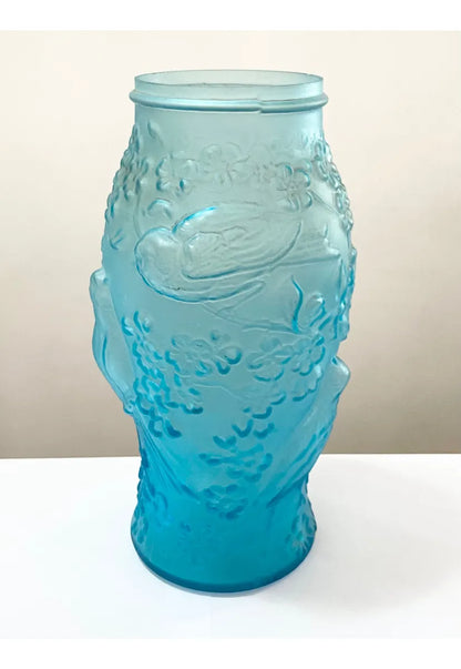 Vaso Antigo Azul Em Vidro Leitoso Com Relevo Pássaro Flores Azul