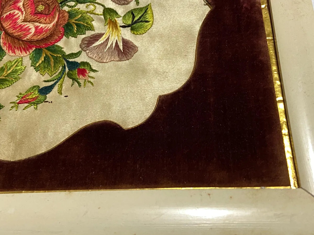 Detalhe do Quadro Antigo Bordado Floral Em Tecido com bordado colorido e moldura clássica.