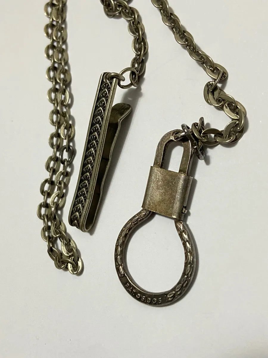 Prendedor De Gravata Antigo Com Corrente E Fecho Cor Prata Prateado