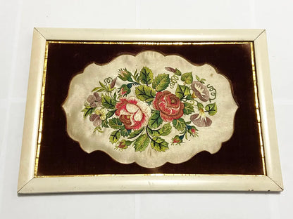 Quadro Antigo Bordado Floral Em Tecido com moldura clássica e bordado colorido, 26,5x38,5cm.
