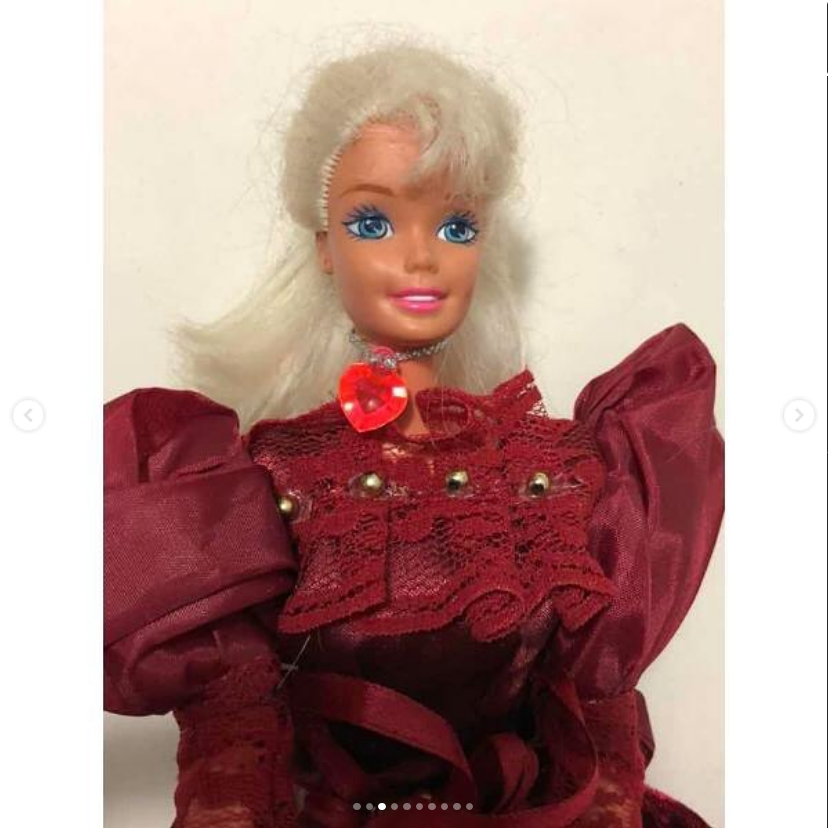 Bonecas antigas Barbie co vestido bordô