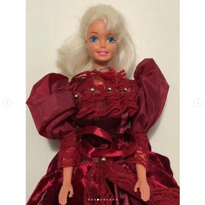 Bonecas antigas Barbie co vestido bordô