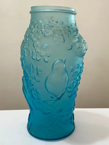 Vaso Antigo Azul Em Vidro Leitoso Com Relevo Pássaro Flores Azul