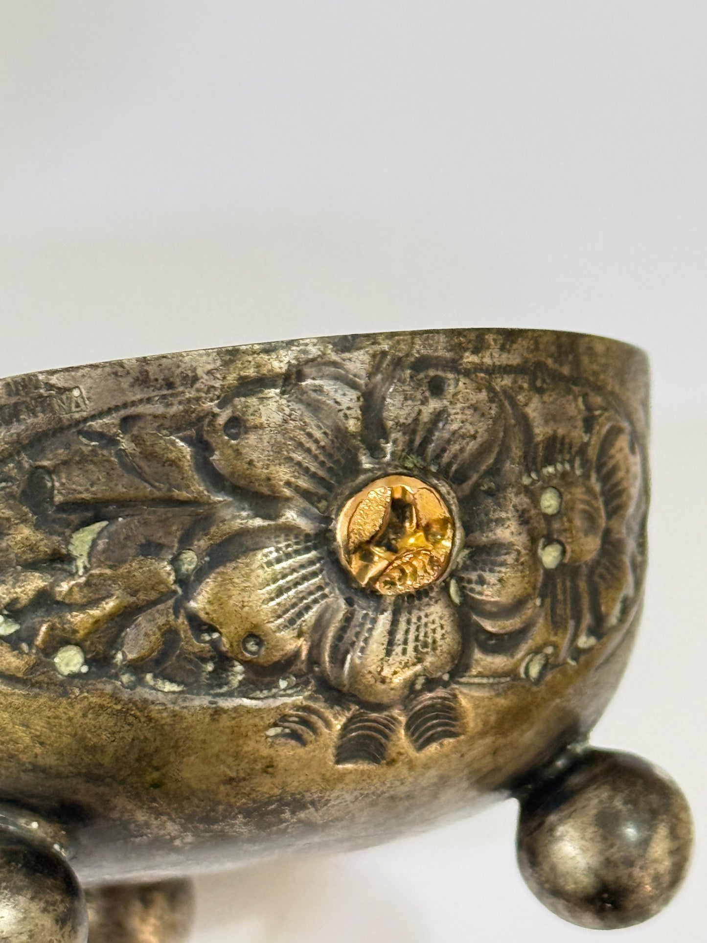 Antiga Tigela Artesanal Com Flores E Detalhes Dourados