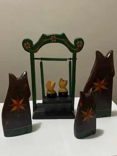 Escultura Artesanato De Madeira Gatos Balança