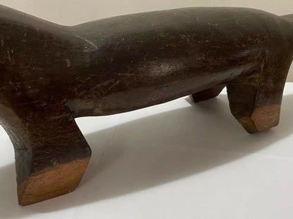Escultura antiga Banquinho artesanal indígena em madeira