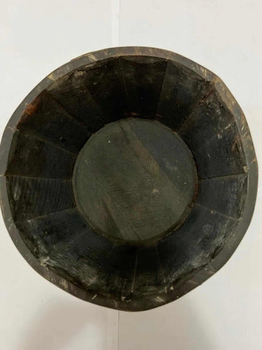 Cachepot antigo em madeira com detalhes de leão dourado