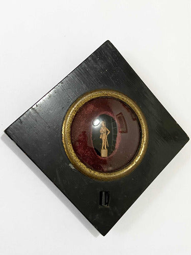 Escultura Antiga Giratória De Parede Soldado Miniatura