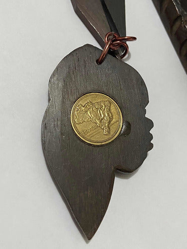 Antigo Colar Com Moeda E Escultura Madeira Nobre